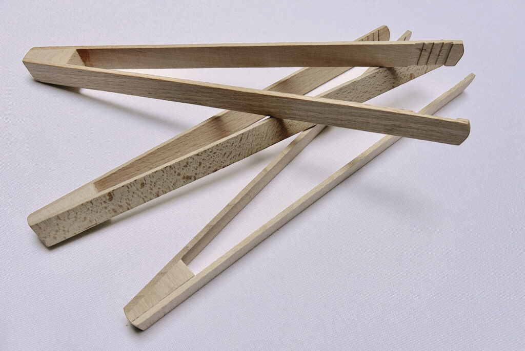 Grillzange aus Holz mit individueller Gravur