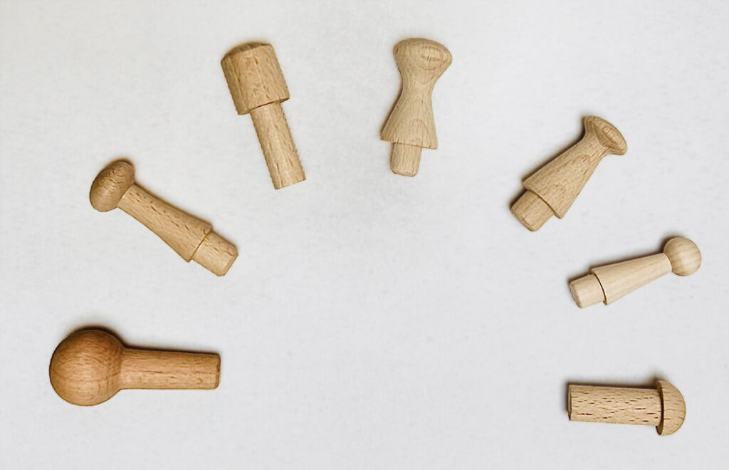 Holzstifte und Haken für Kleiderbügel